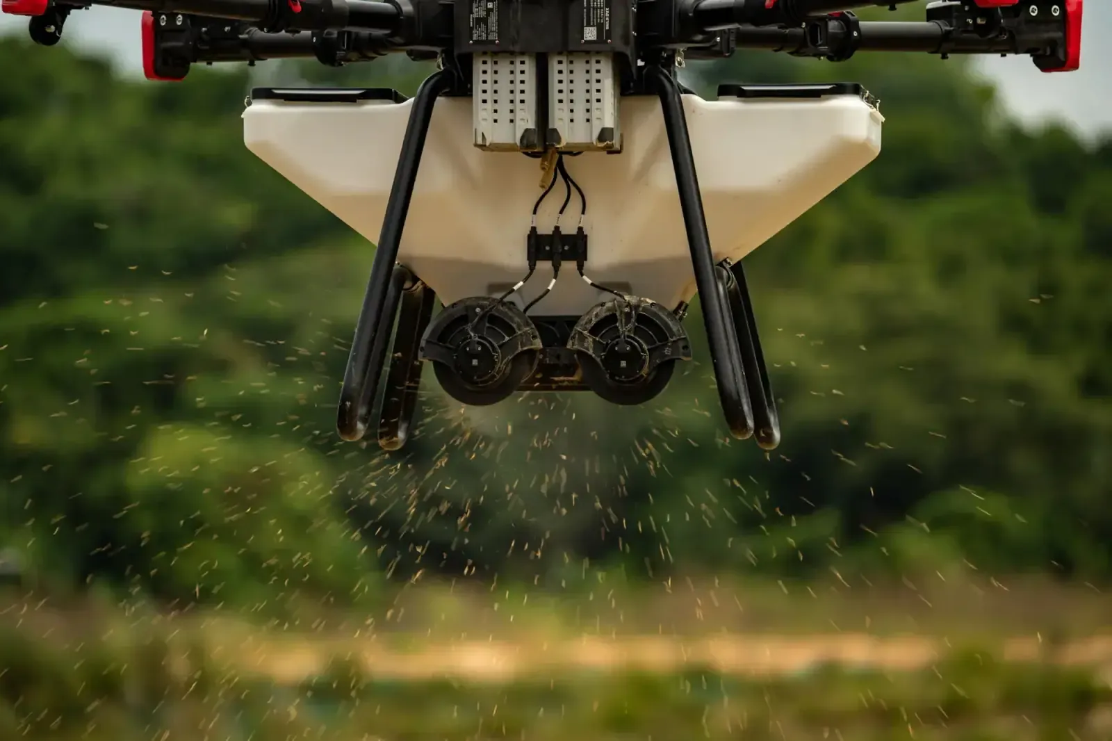 Dron serpme ünitesinin yakın çekimi, granül gübre dağıtırken